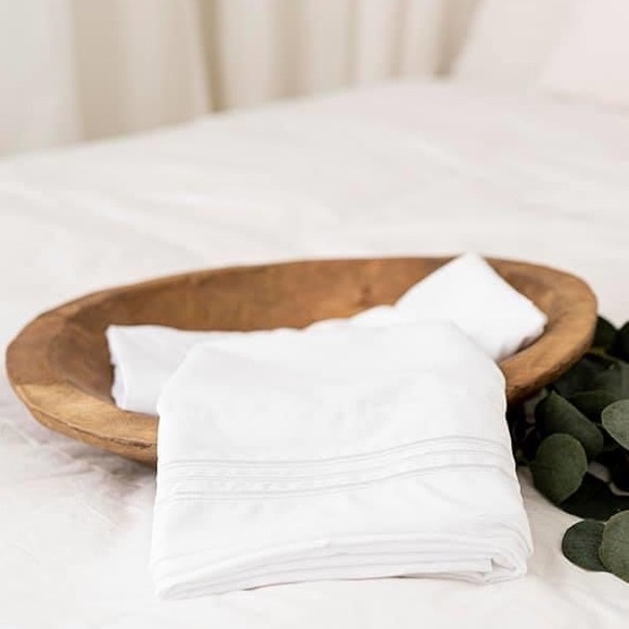 ⭐️SALE⭐️Queen 4pc White Bedsheets - Picture 2 of 6